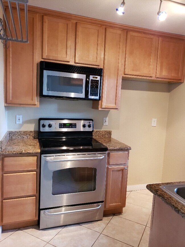 Building Photo - 1 Bedroom 1 Bath Downstairs Corner Unit wi...