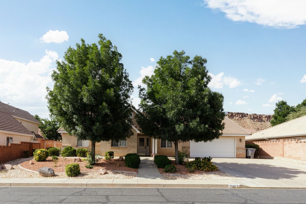 Primary Photo - 3 Bedroom 2 Bathroom Home in Foothills At ...