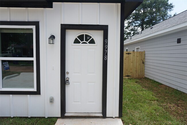 Building Photo - 9978 Calendar St