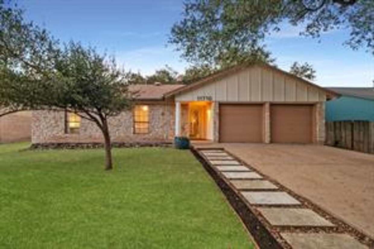 Primary Photo - Remodeled 3BR/2BA Single-Family Home with ...