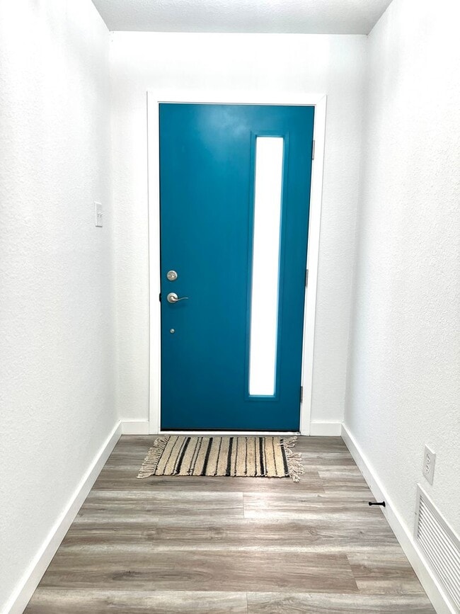 Building Photo - Beautifully Updated 3/2