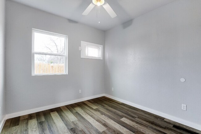 Foto del edificio - 438 S San Joaquin Ave