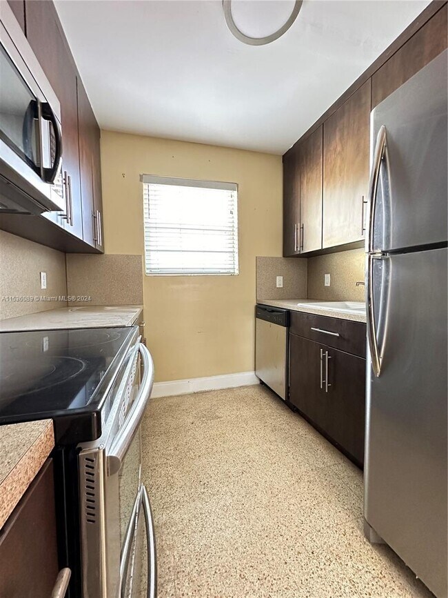 Foto del edificio - 2815 NW 88th St