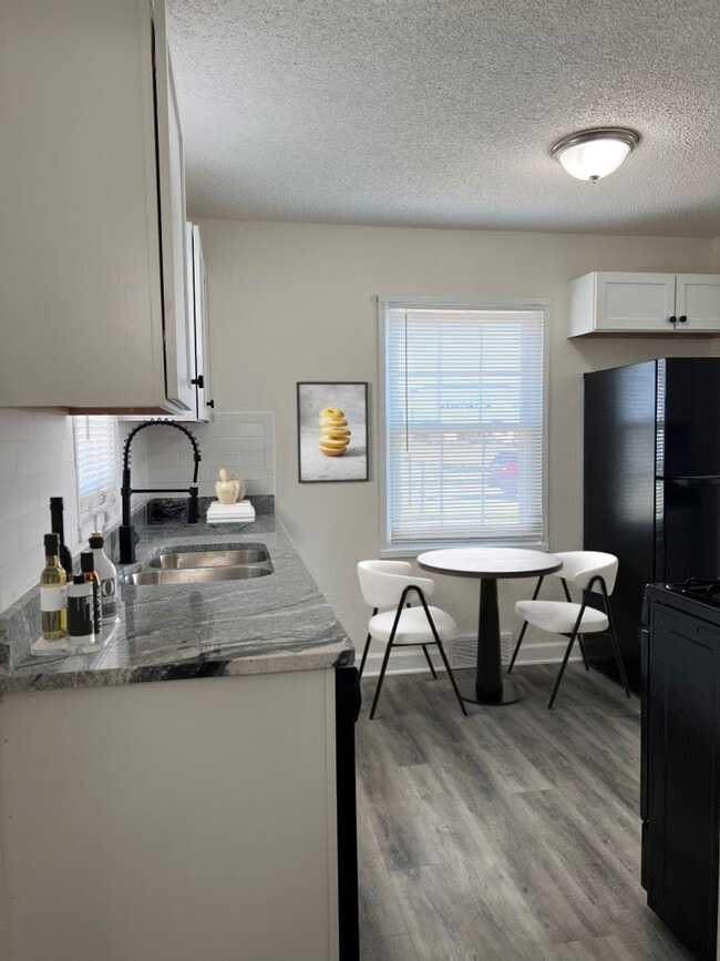 Foto del edificio - Coming Soon | Spacious 2 Bed, 1.5 Bath Duplex Near Red Bridge