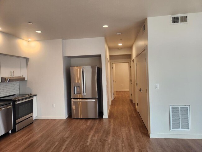 Foto del edificio - Ground Floor, Corner Unit 2 Bed/2 Bath Flat - This is a specially designed ADA Unit