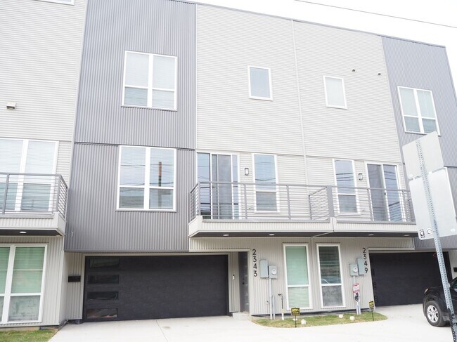 Foto del edificio - 2349 N Carroll Ave