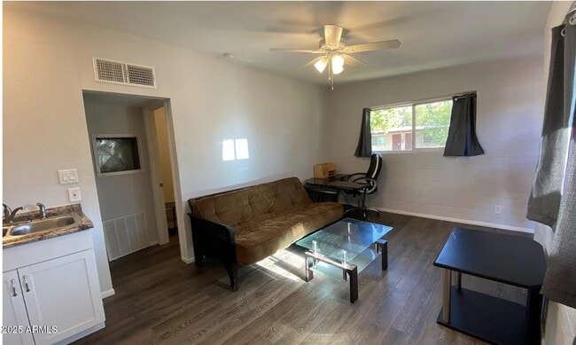 Building Photo - 908 S Mariana St