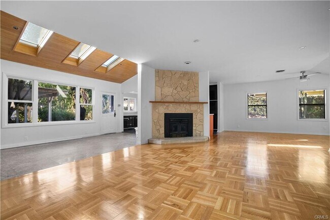 Foto del edificio - Tucked away behind gorgeous grand gates is this beautifully updated 3 bedroom 2 bath home