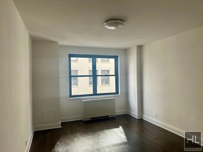 Building Photo - 5 AVENUE