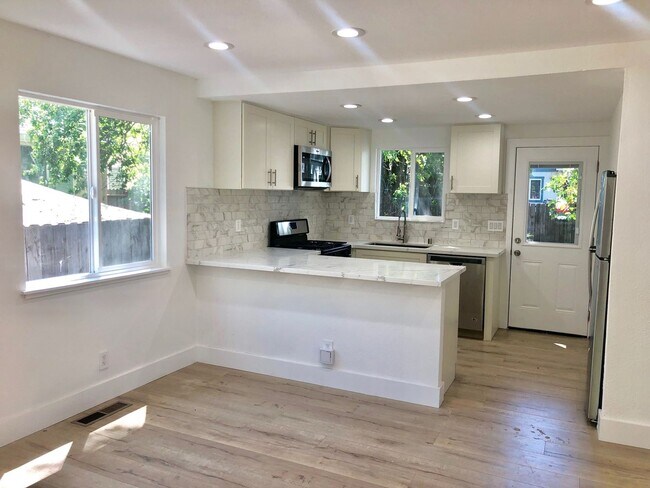 Building Photo - 3BD Townhome in Windsor | Private Yard + Garage | Walk to Shops + Wine Country