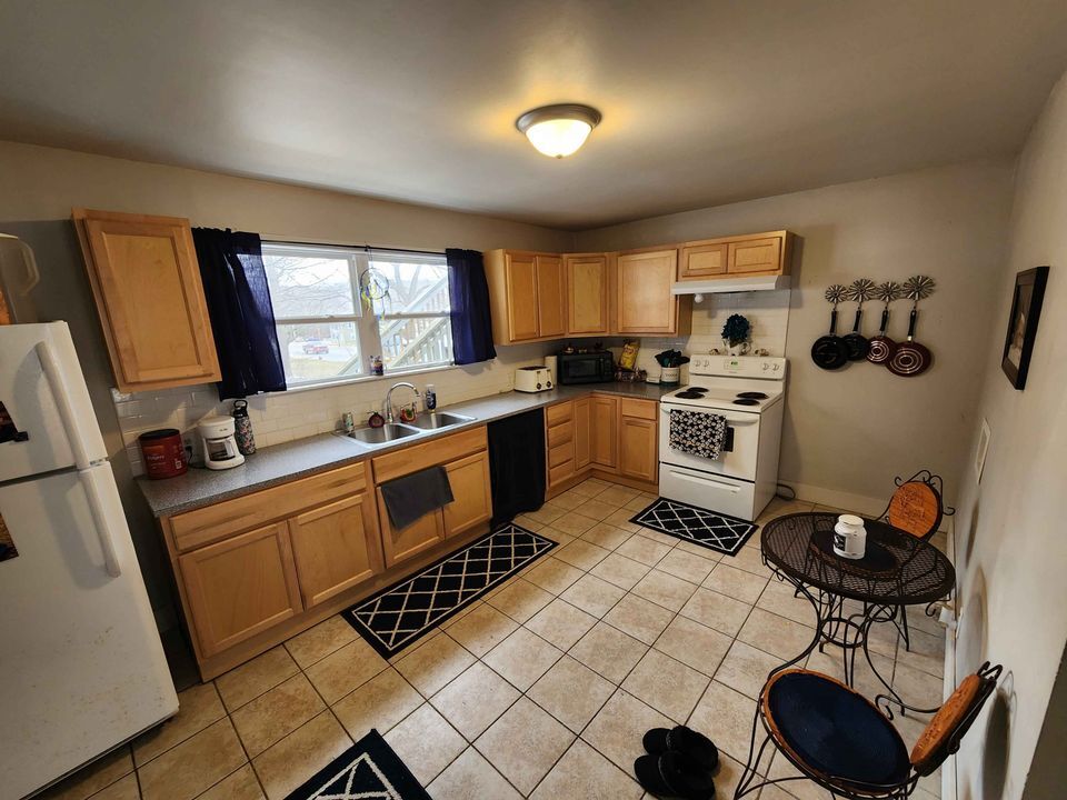 140 W State Rd Unit Lower, Newaygo, MI 49337 Apartments in Newaygo