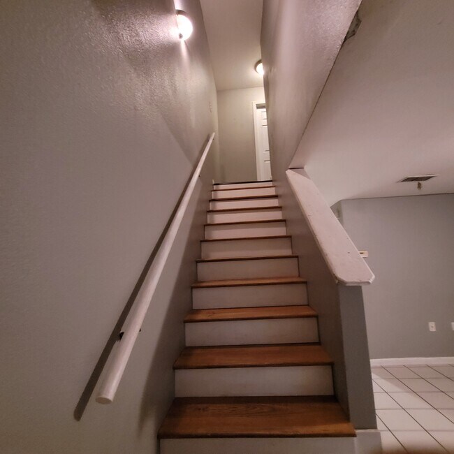Hueco de escalera - 3409 Golden Dr