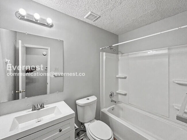 Foto del edificio - 3465 Cherry Cove W