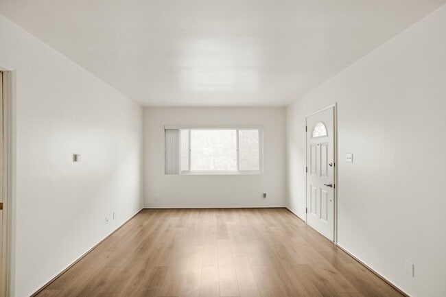 Building Photo - 740 W 27th St