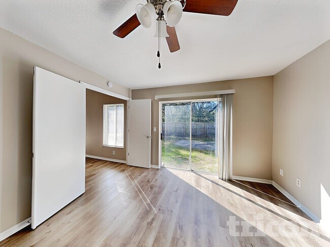 Foto del edificio - 1330 Gangplank Dr