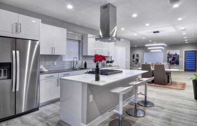 Building Photo - Private 3 Bed / 3 Bath Home with Incredible Outdoor Space