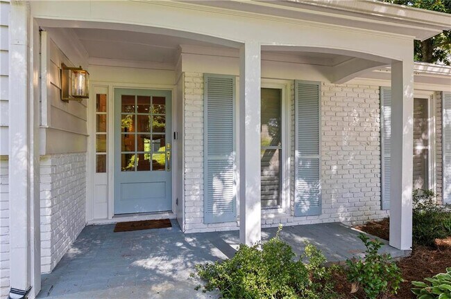 Foto del edificio - 4820 Powers Ferry Rd NW