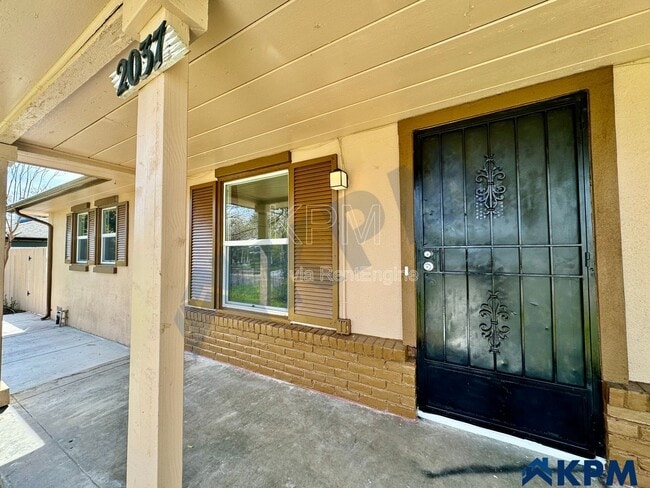 Building Photo - 2037 Lake Dr