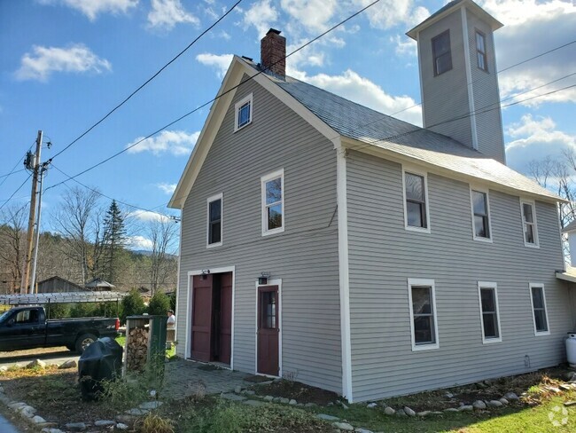 Building Photo - 72 Crescent St