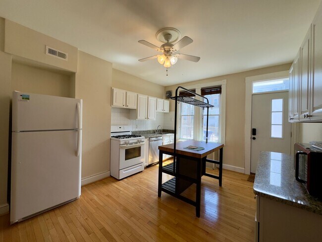 Building Photo - Charming 2Bed/1Bath Townhome in Highlandtown