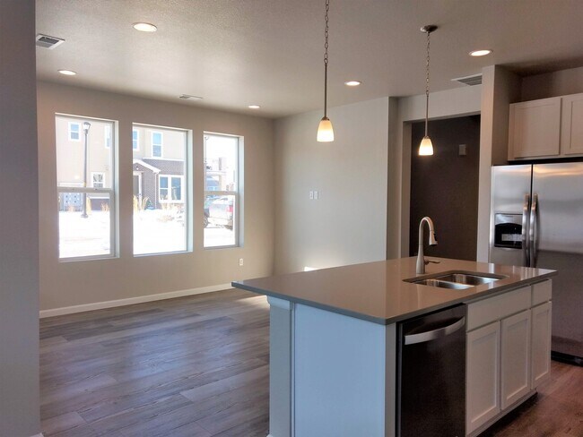 Foto del edificio - Spectacular 3 BED/2.5 BATH West Arvada Tow...