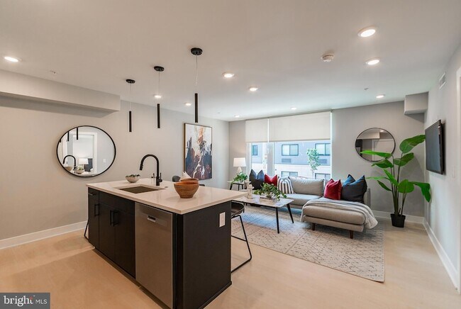 Foto del edificio - 6604 Ridge Ave