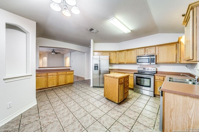Building Photo - Charming Home Awaits: Spacious & Modern Living in a Prime Location