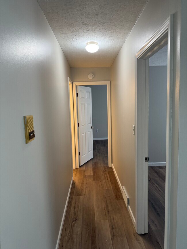 Hallway - 1544 Cedarwood Dr