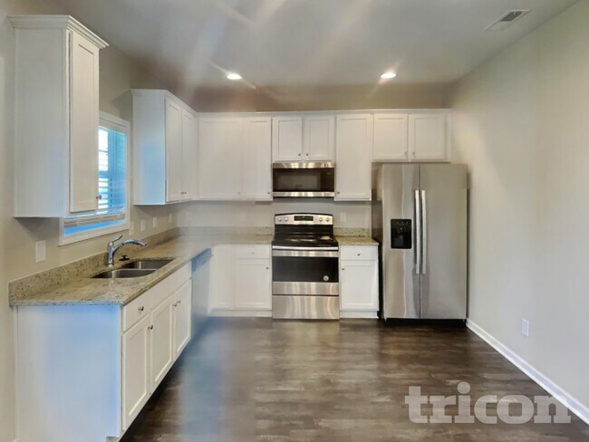 Foto del edificio - 741 Mitscher Dr