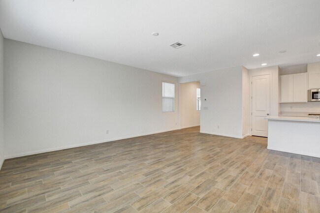 Building Photo - Newly built Home, gated