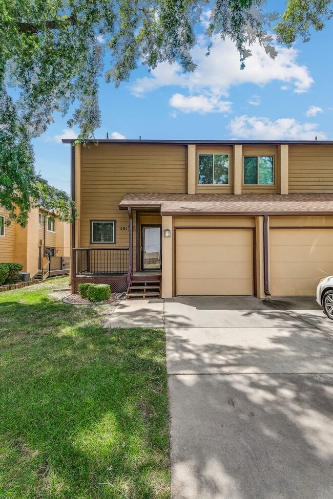 Building Photo - 2405 S Capri St