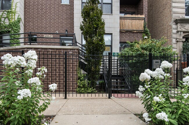 Building Photo - 4237 S Calumet Ave