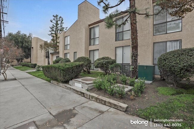 Building Photo - 22038 Vanowen St