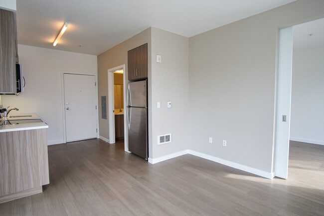 Fabulous Top Floor Sellwood 1-Bedroom with Condo-Grade Finishes! - Fabulous Top Floor Sellwood 1-Bedroom with Condo-Grade Finishes!