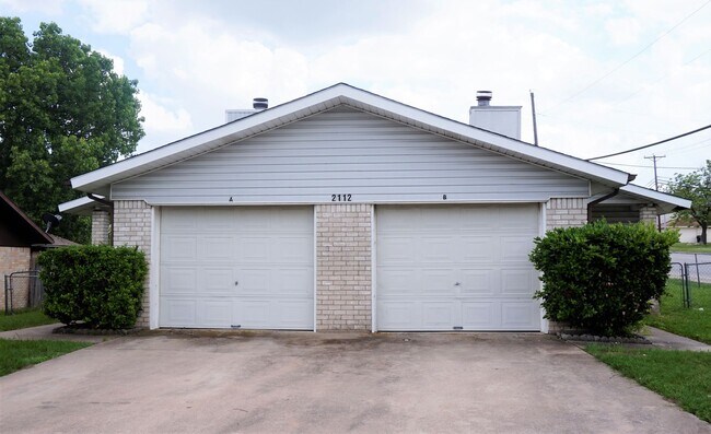 Building Photo - 2112 Hinkle Ave