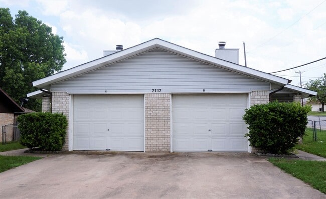 Building Photo - 2112 Hinkle Ave