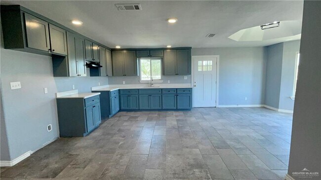 Foto del edificio - 16 Champion Dr