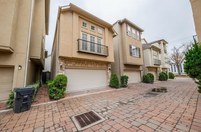 Building Photo - 2827 Clinton Dr