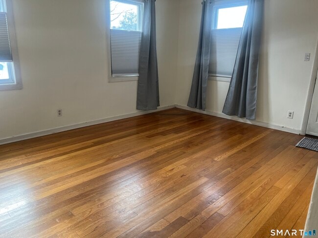 Foto del edificio - 128 Laurel Ct