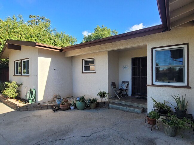 Foto del edificio - Single-Story 4-Bedroom Apartment in Yucaipa!