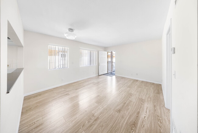 Building Photo - 10225 Fernglen Ave