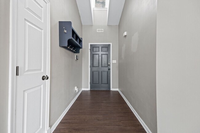 Building Photo - Charming 3BR Home with Large Private Yard Near Downtown Raleigh