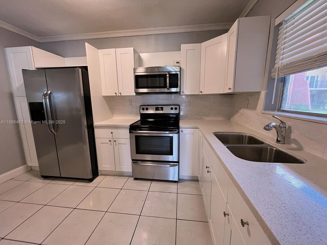 Primary Photo - 13715 Kendale Lakes Cir