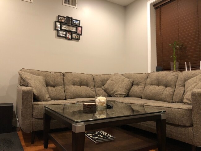 Sala de estar - 524 Dudley St