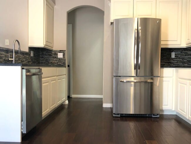 Building Photo - 3 BEDROOM & 2.5 BATH TOWNHOME LOCATED IN G...