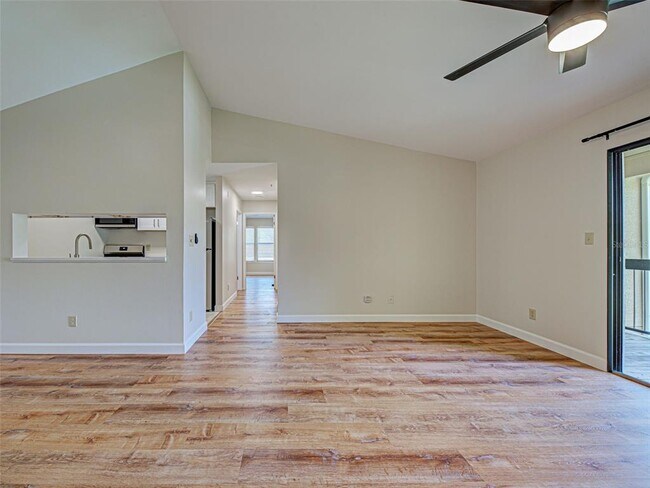 Foto del edificio - 4008 Crockers Lake Blvd