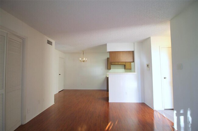 Building Photo - 2750 Holly Hall St