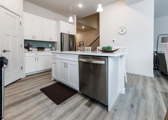 FULLY FURNISHED 3 Bed Luxury End Unit Townhome backs to Nature - FULLY FURNISHED 3 Bed Luxury End Unit Townhome backs to Nature