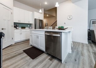 Building Photo - 5722 Villa Lorenzo Dr