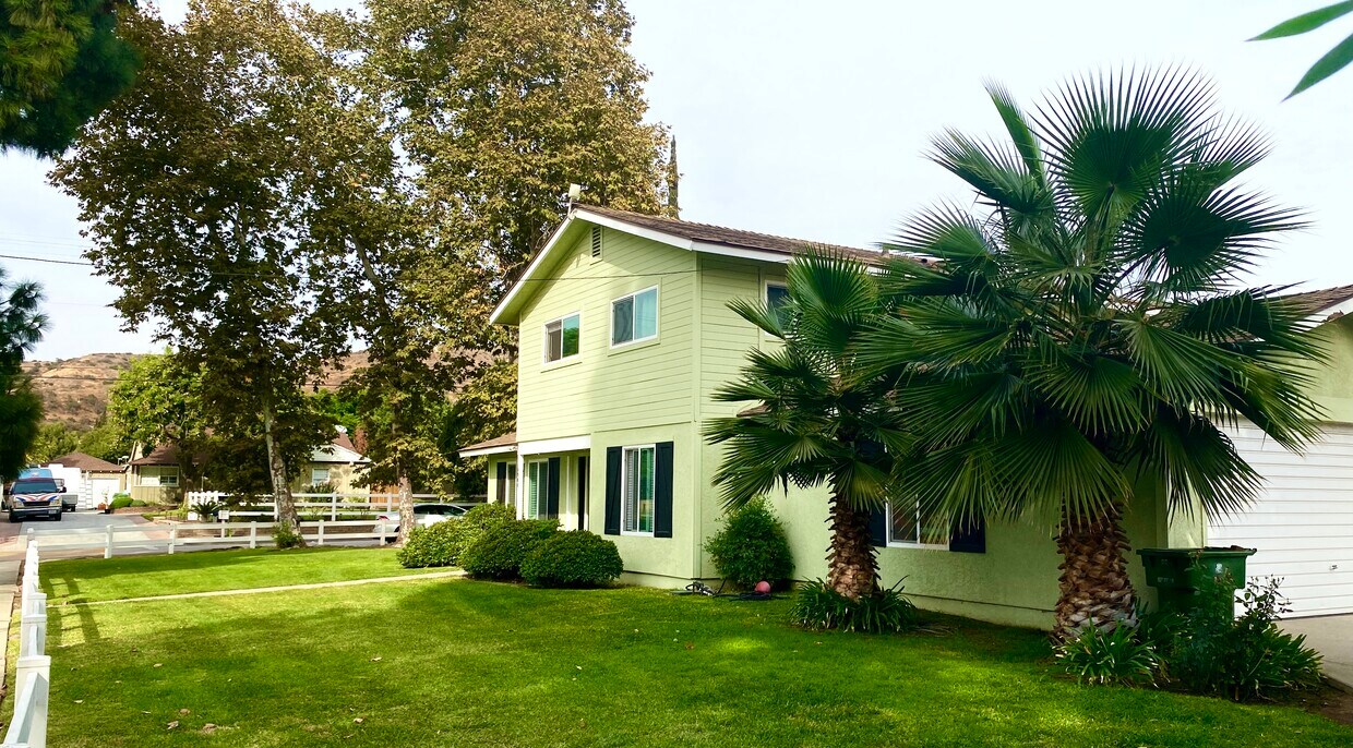 Foto principal - 8960 Village Ave